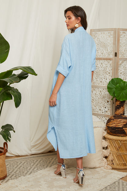 Robe mi-longue fendue sur le côté