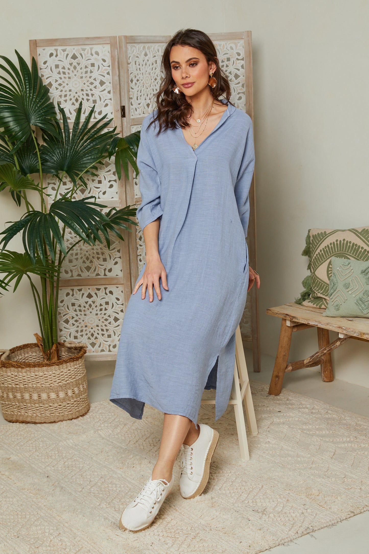 Robe mi-longue fendue sur le côté