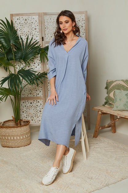 Robe mi-longue fendue sur le côté