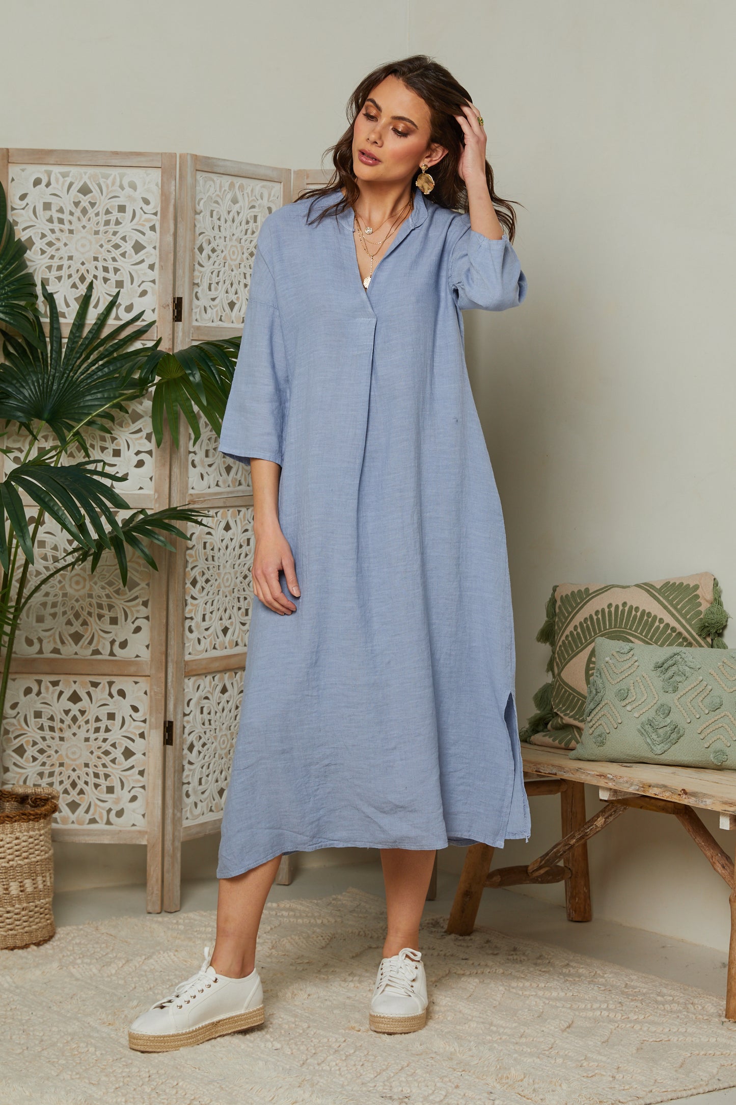 Robe mi-longue fendue sur le côté
