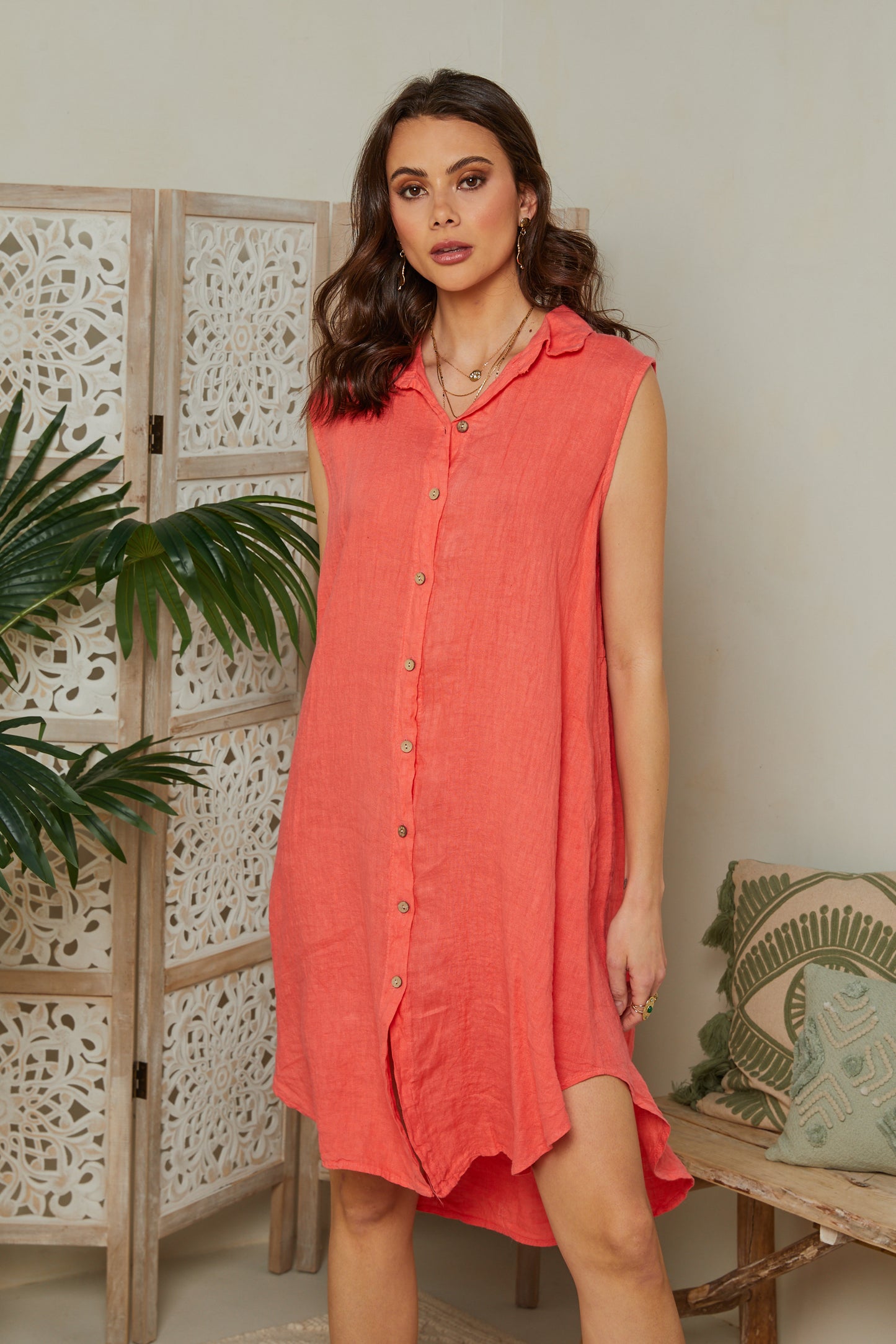 Robe chemise sans manches avec un détail dentelle dans le dos