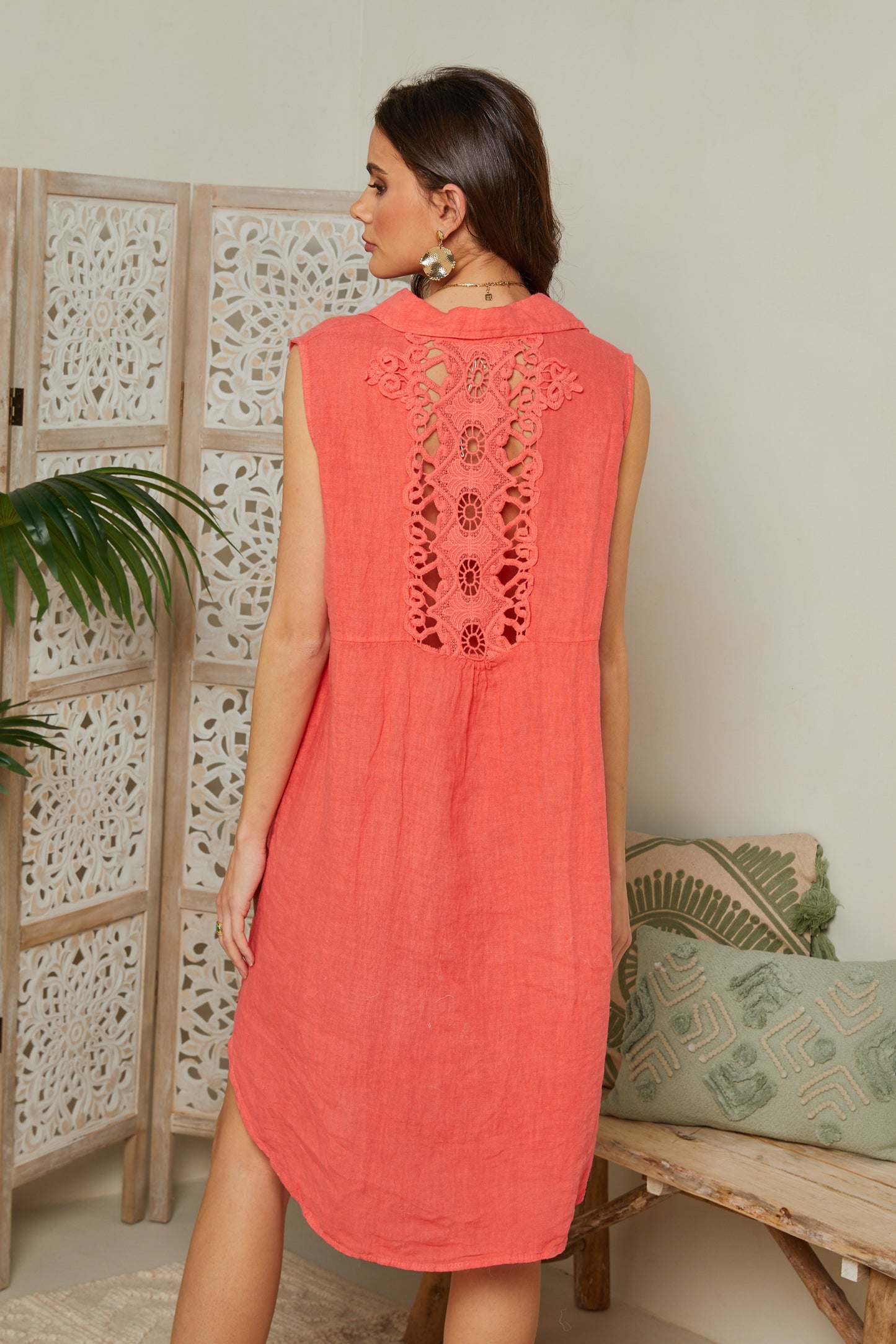 Robe chemise sans manches avec un détail dentelle dans le dos