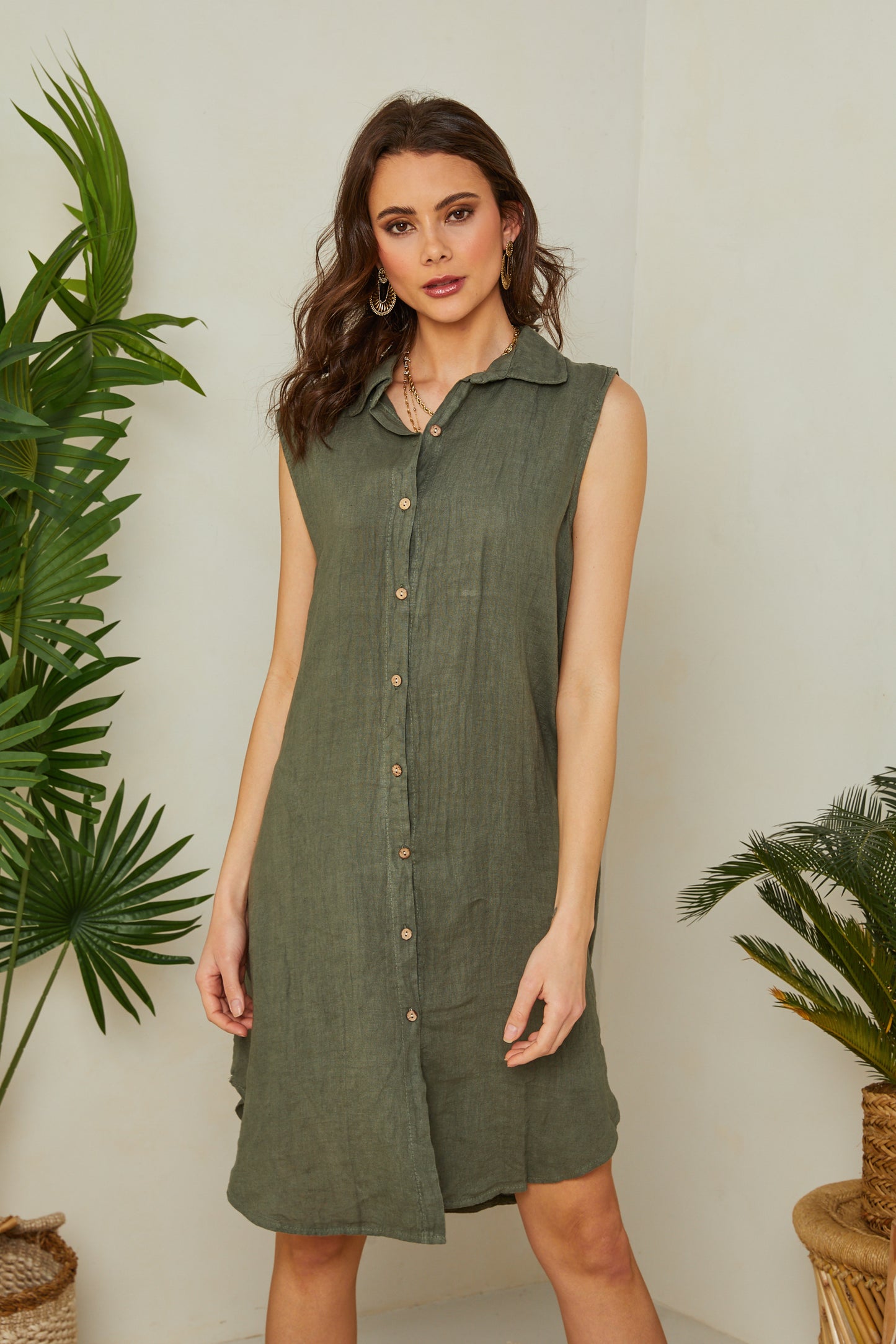 Robe chemise sans manches avec un détail dentelle dans le dos