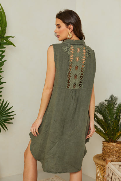 Robe chemise sans manches avec un détail dentelle dans le dos
