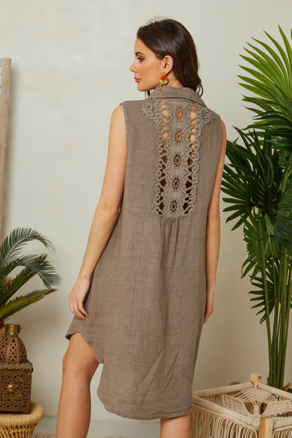 Robe chemise sans manches avec un détail dentelle dans le dos