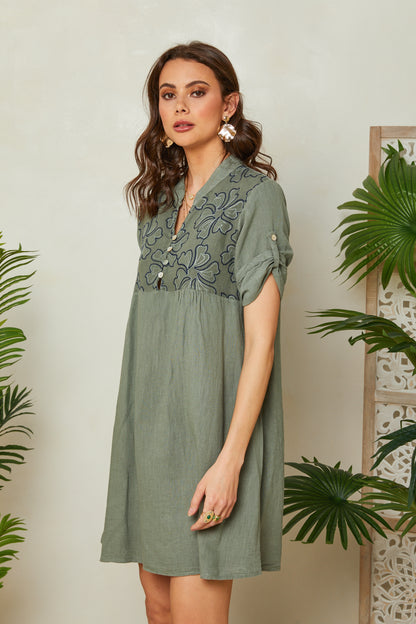 Robe courte évasée à broderie fleurie