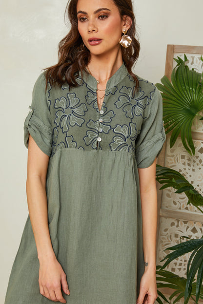 Robe courte évasée à broderie fleurie