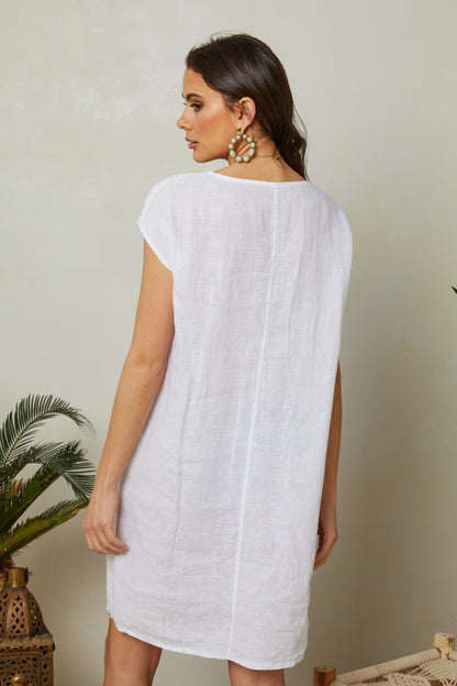 Robe courte, sans manches, col rond, détail broderie au niveau des épaules, deux poches sur les côtés