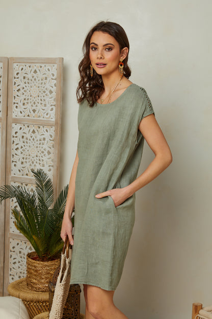 Robe courte, sans manches, col rond, détail broderie au niveau des épaules, deux poches sur les côtés