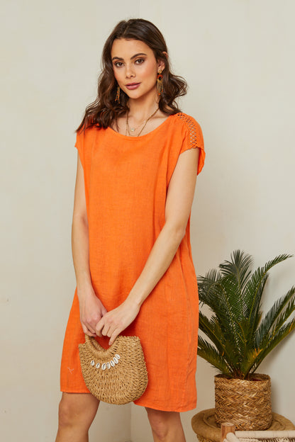 Robe courte, sans manches, col rond, détail broderie au niveau des épaules, deux poches sur les côtés