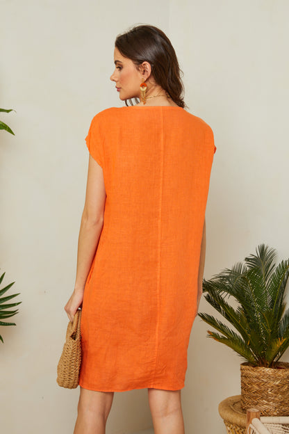 Robe courte, sans manches, col rond, détail broderie au niveau des épaules, deux poches sur les côtés