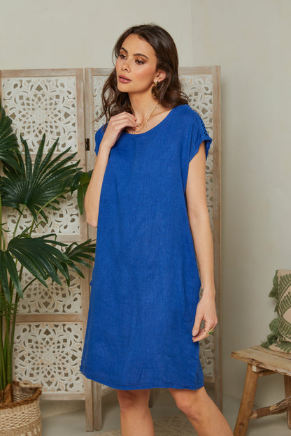 Robe courte, sans manches, col rond, détail broderie au niveau des épaules, deux poches sur les côtés