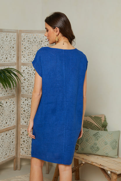 Robe courte, sans manches, col rond, détail broderie au niveau des épaules, deux poches sur les côtés