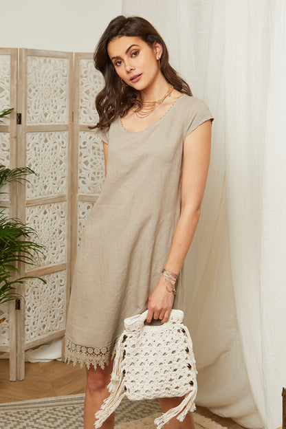 Robe en lin avec finitions dentelle