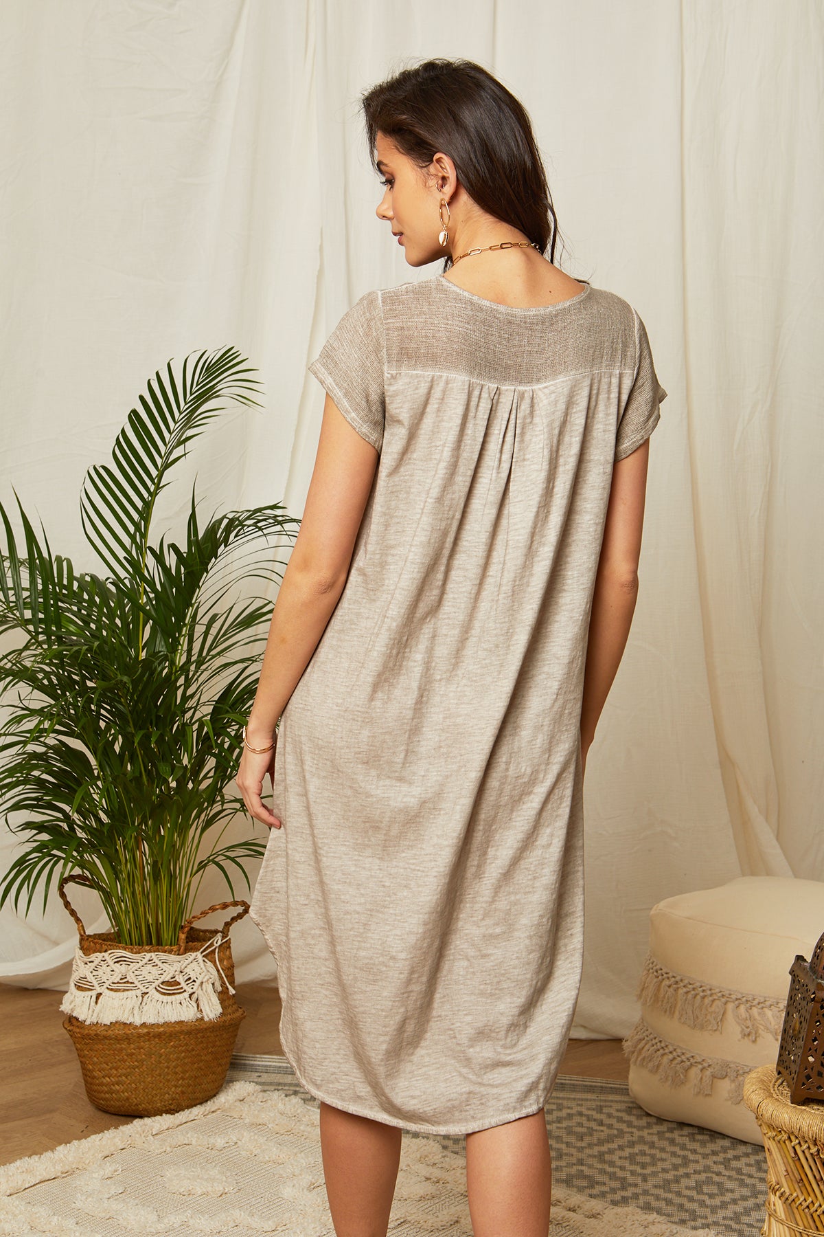Robe avec manches courtes et finitions revers