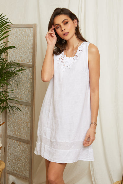 Robe courte avec détail broderie