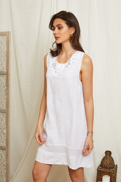 Robe courte avec détail broderie