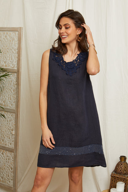 Robe courte avec détail broderie
