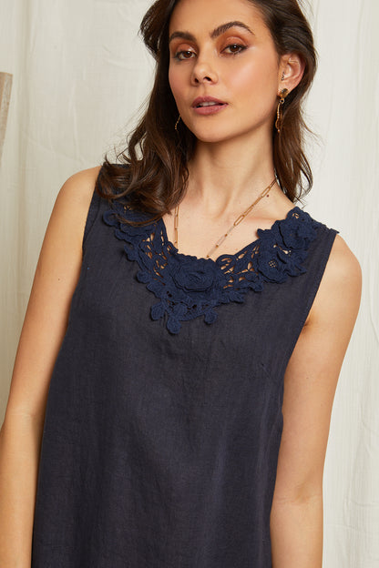 Robe courte avec détail broderie