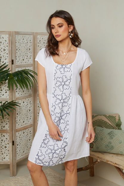 Robe à broderie fleurie, manche courte, forme évasée, taille ressérée avec des liens