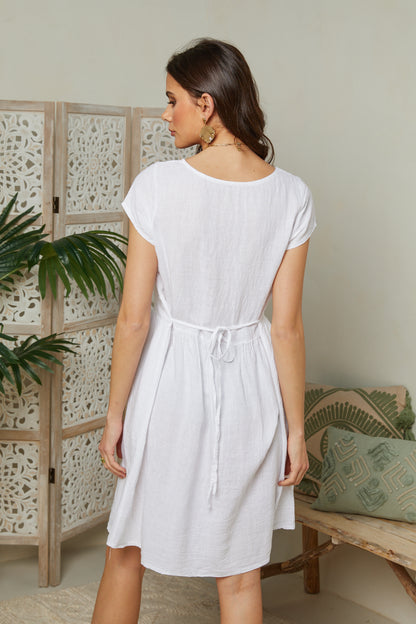 Robe à broderie fleurie, manche courte, forme évasée, taille ressérée avec des liens