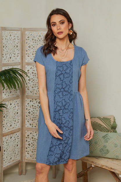 Robe à broderie fleurie, manche courte, forme évasée, taille ressérée avec des liens
