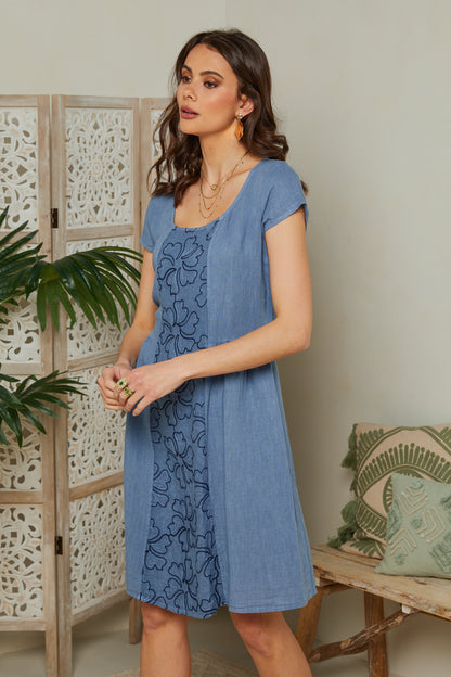Robe à broderie fleurie, manche courte, forme évasée, taille ressérée avec des liens