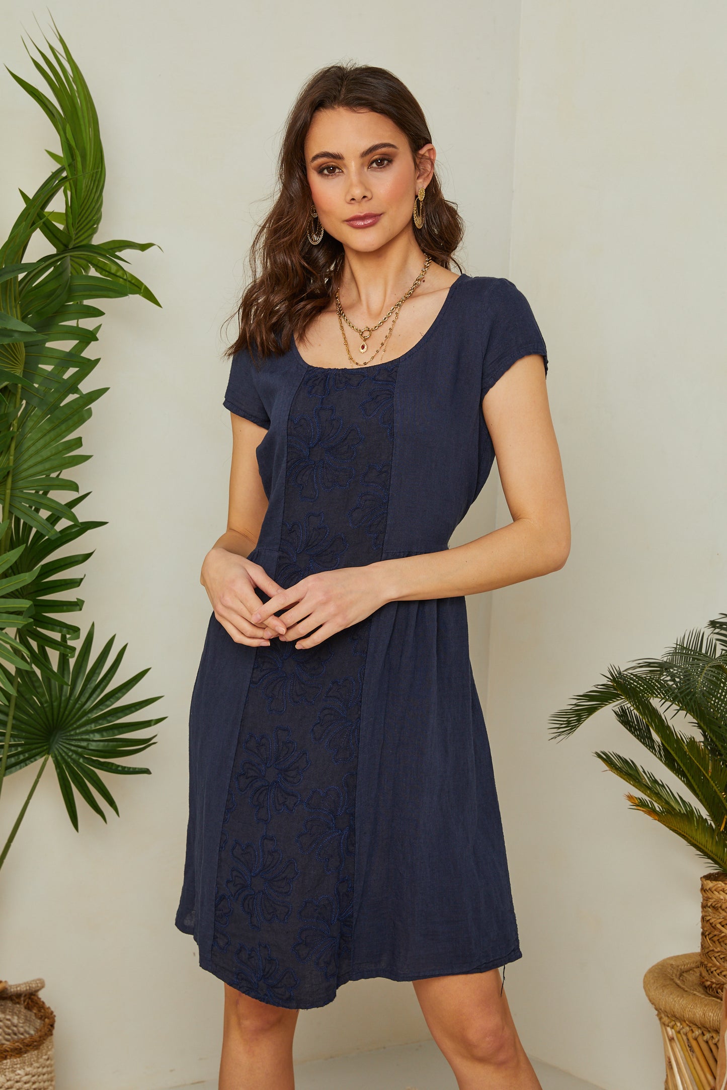 Robe à broderie fleurie, manche courte, forme évasée, taille ressérée avec des liens