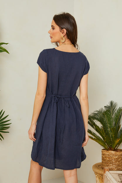 Robe à broderie fleurie, manche courte, forme évasée, taille ressérée avec des liens