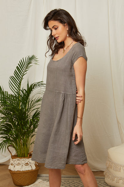 Robe à manches courtes et forme évasée