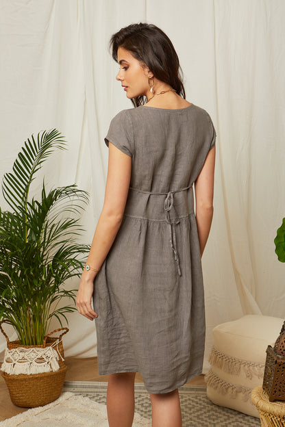 Robe à manches courtes et forme évasée