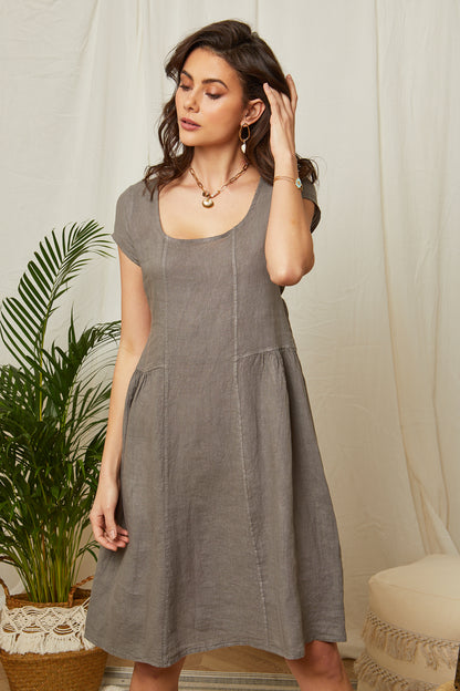 Robe à manches courtes et forme évasée