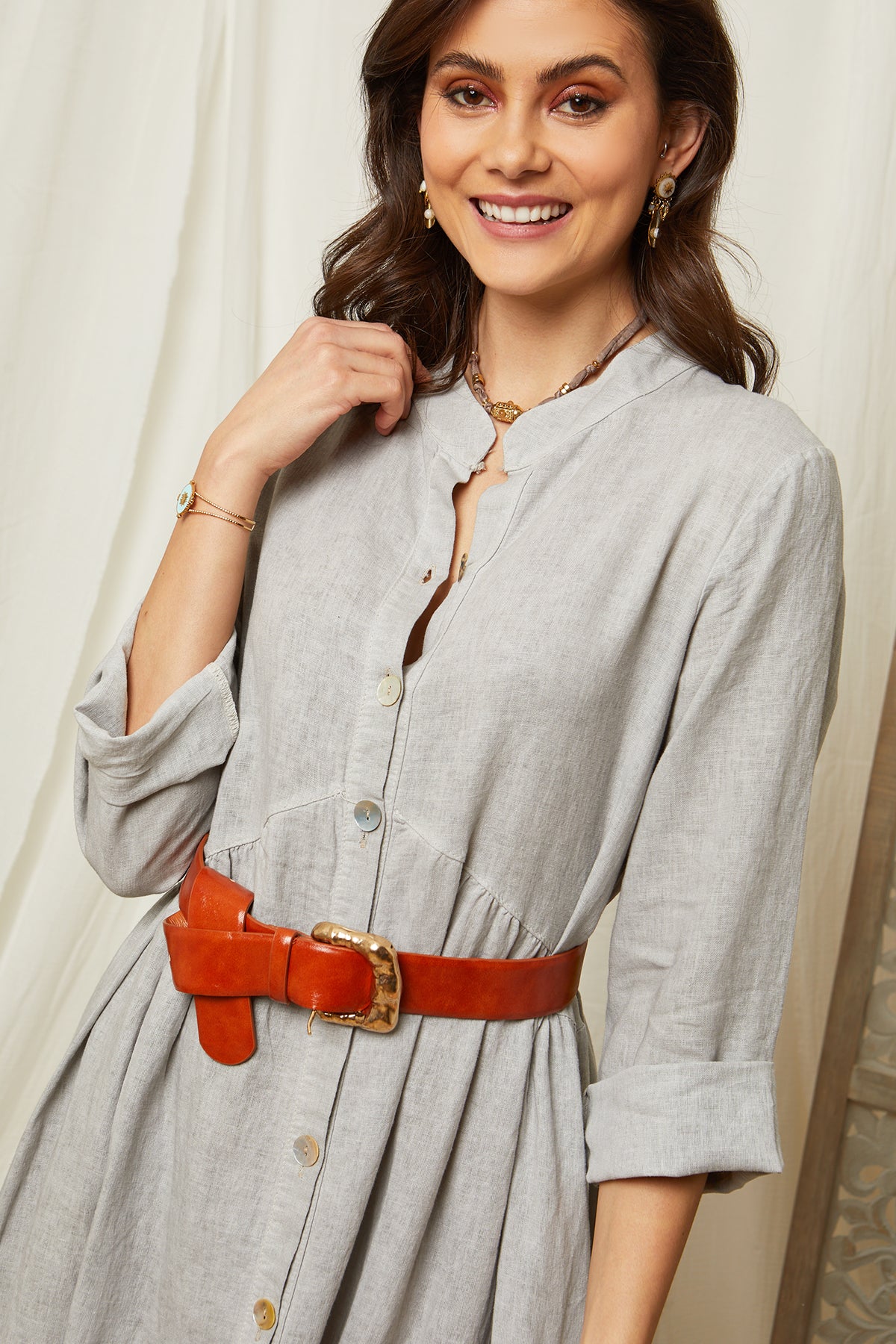 Robe longue boutonnée avec manches retroussées