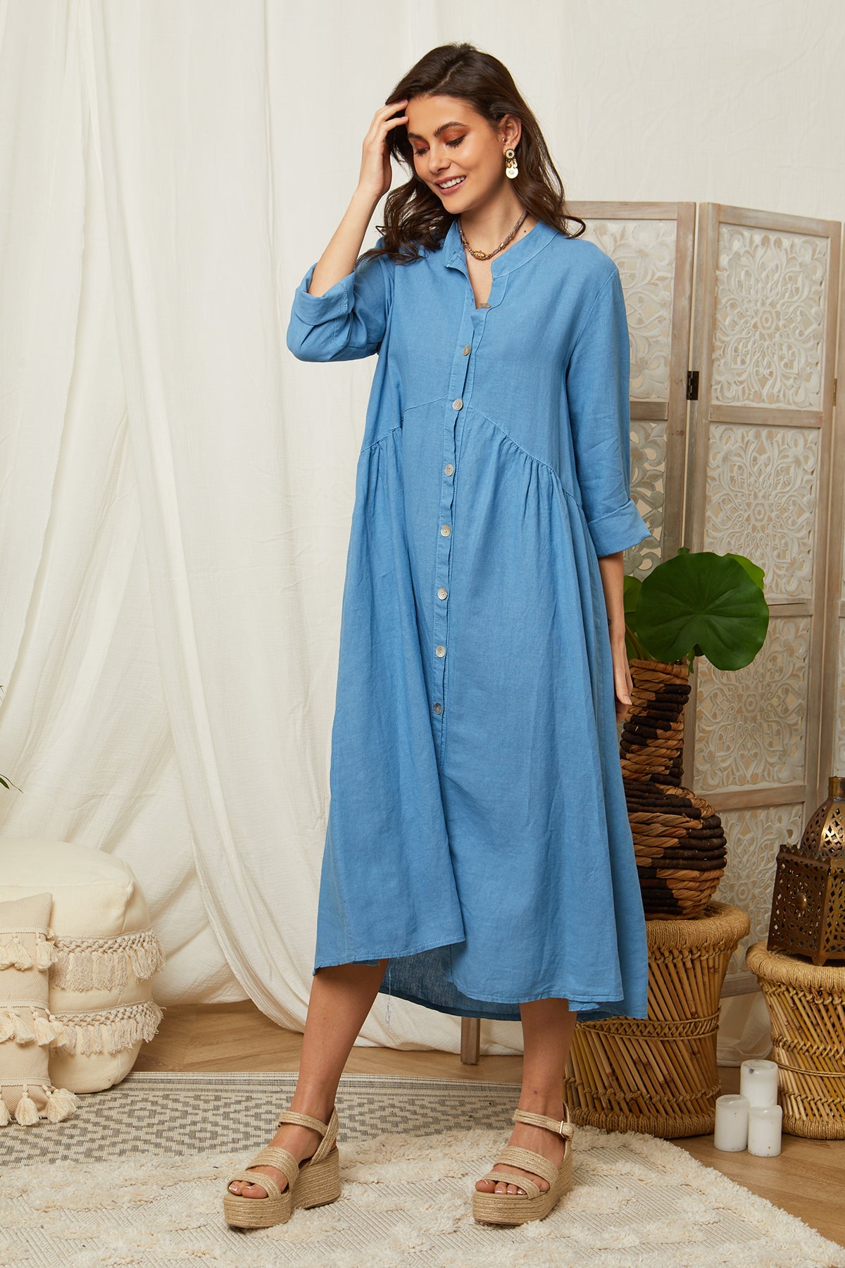 Robe longue boutonnée avec manches retroussées