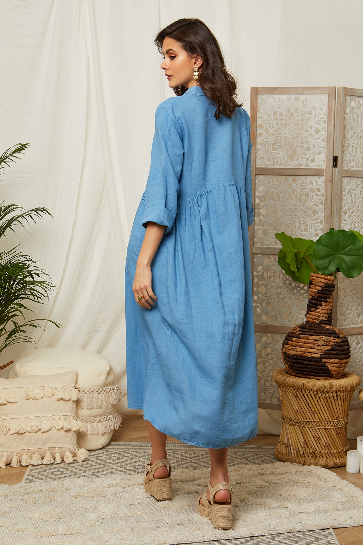 Robe longue boutonnée avec manches retroussées