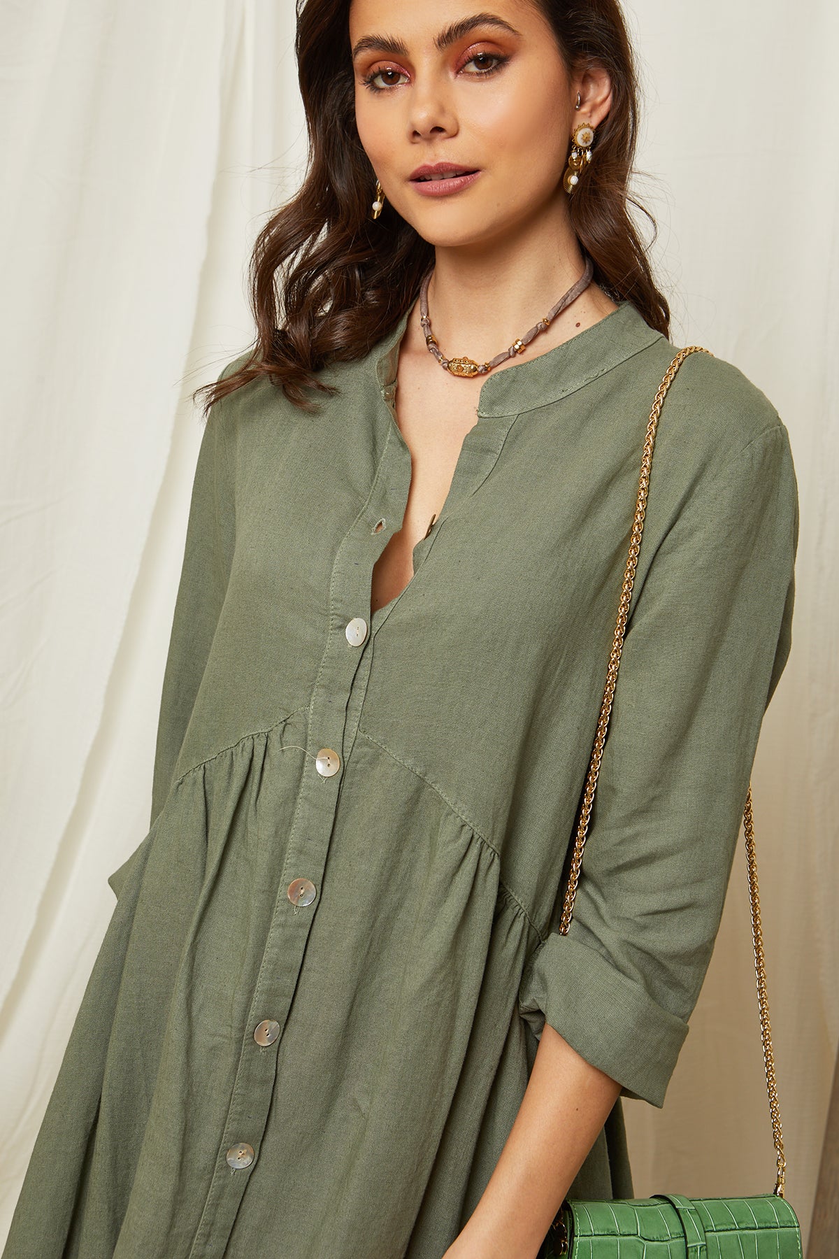 Robe longue boutonnée avec manches retroussées