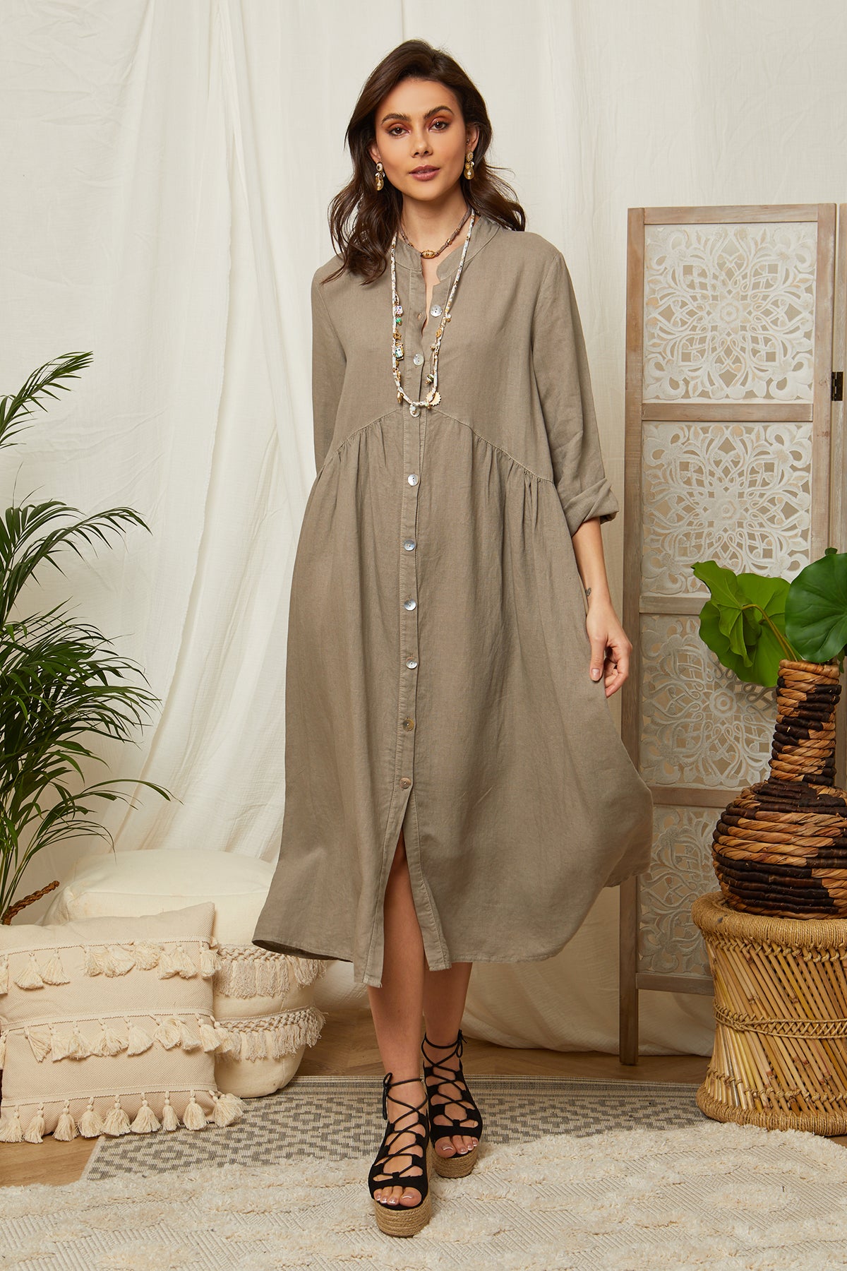 Robe longue boutonnée avec manches retroussées