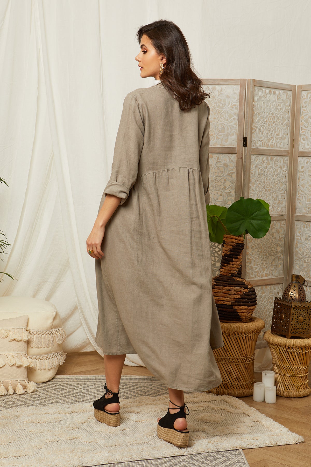 Robe longue boutonnée avec manches retroussées