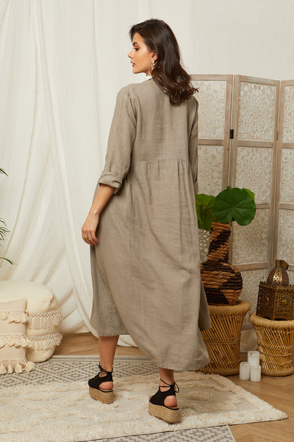 Robe longue boutonnée avec manches retroussées