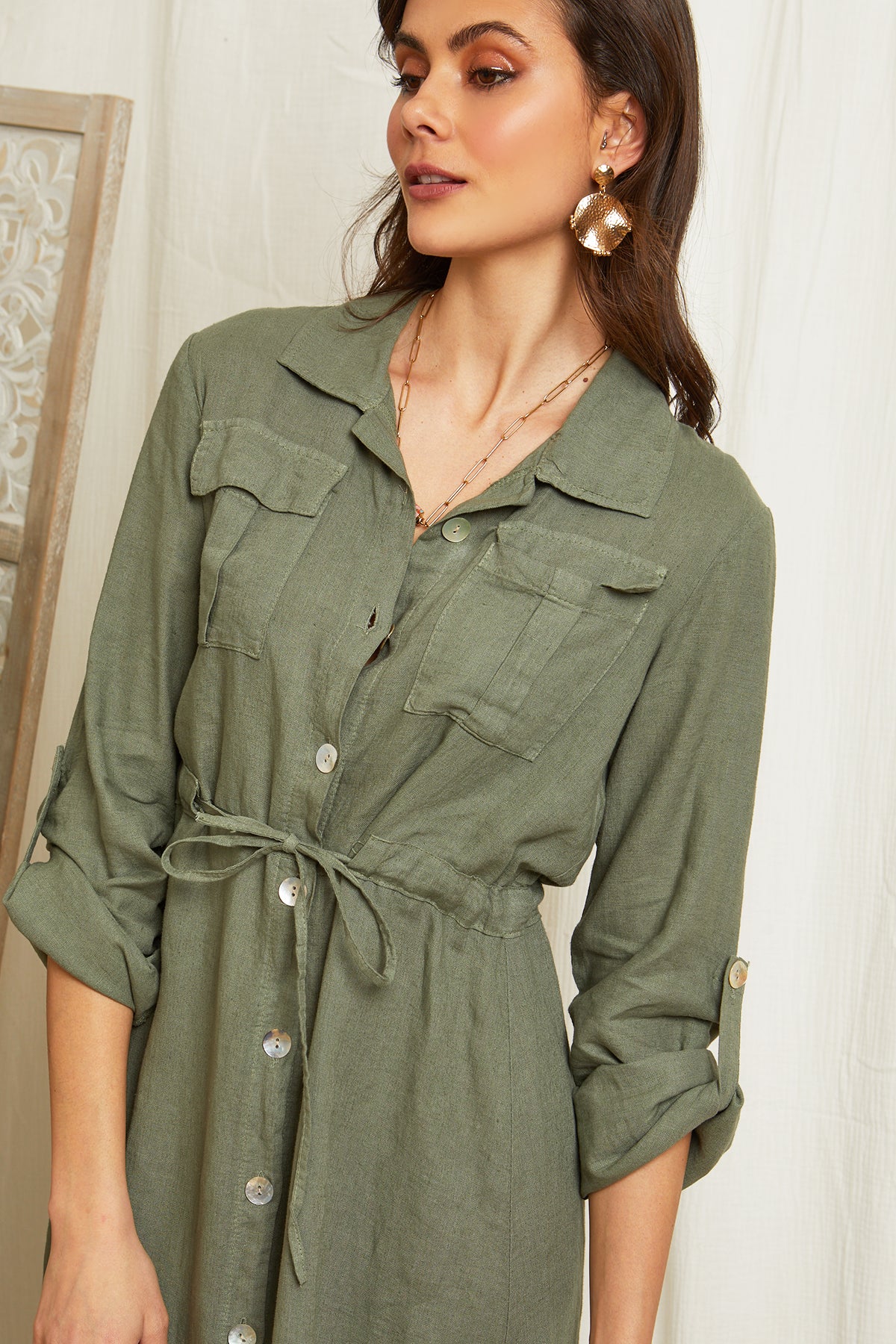 Robe longue ceinturée à la taille 98629