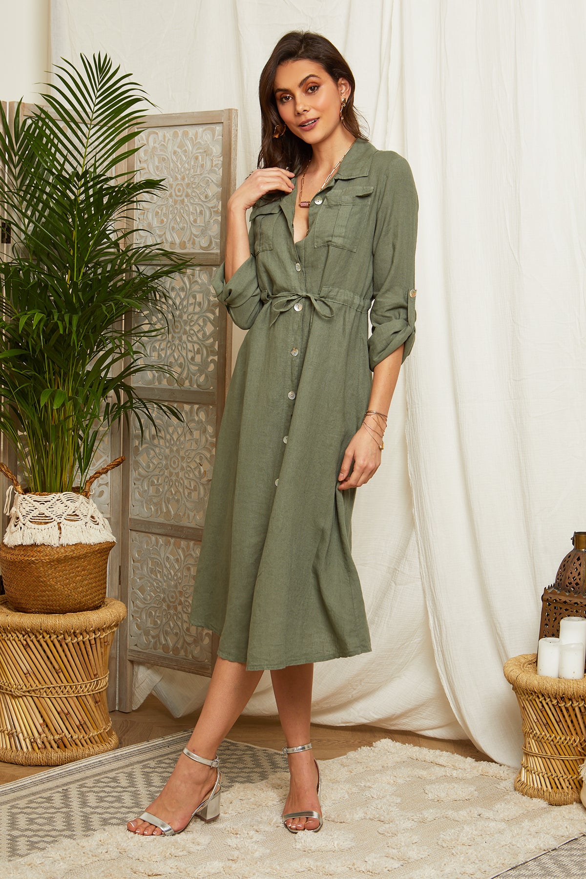 Robe longue ceinturée à la taille 98629